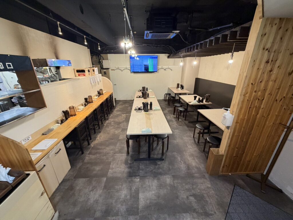 札幌担々麺 なり屋 西11丁目店の店内